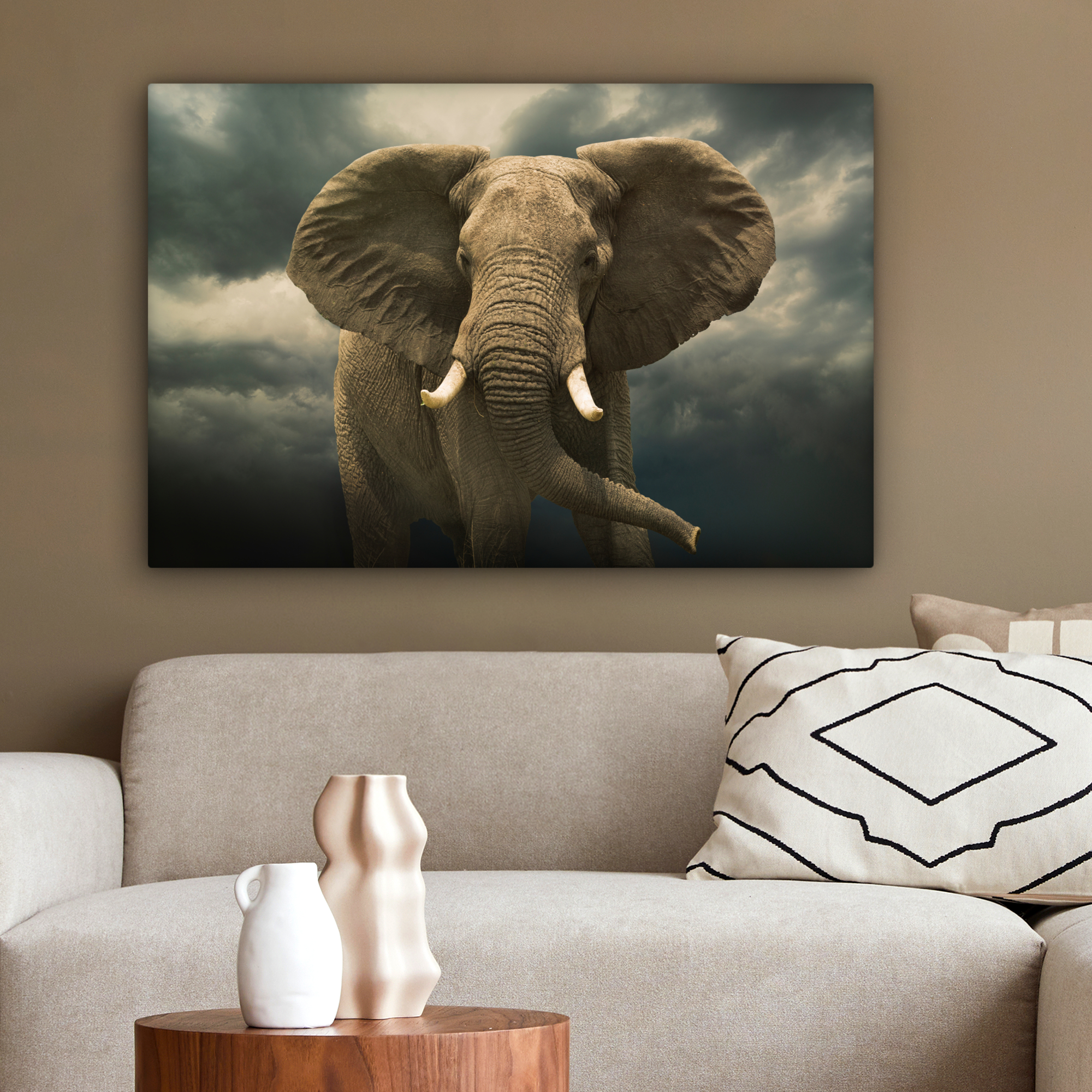 Canvas schilderij - Afrikaanse olifant tegen de donkere wolken-2